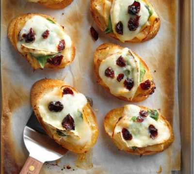 Roasted Chicken and Brie Holly Mini Bites