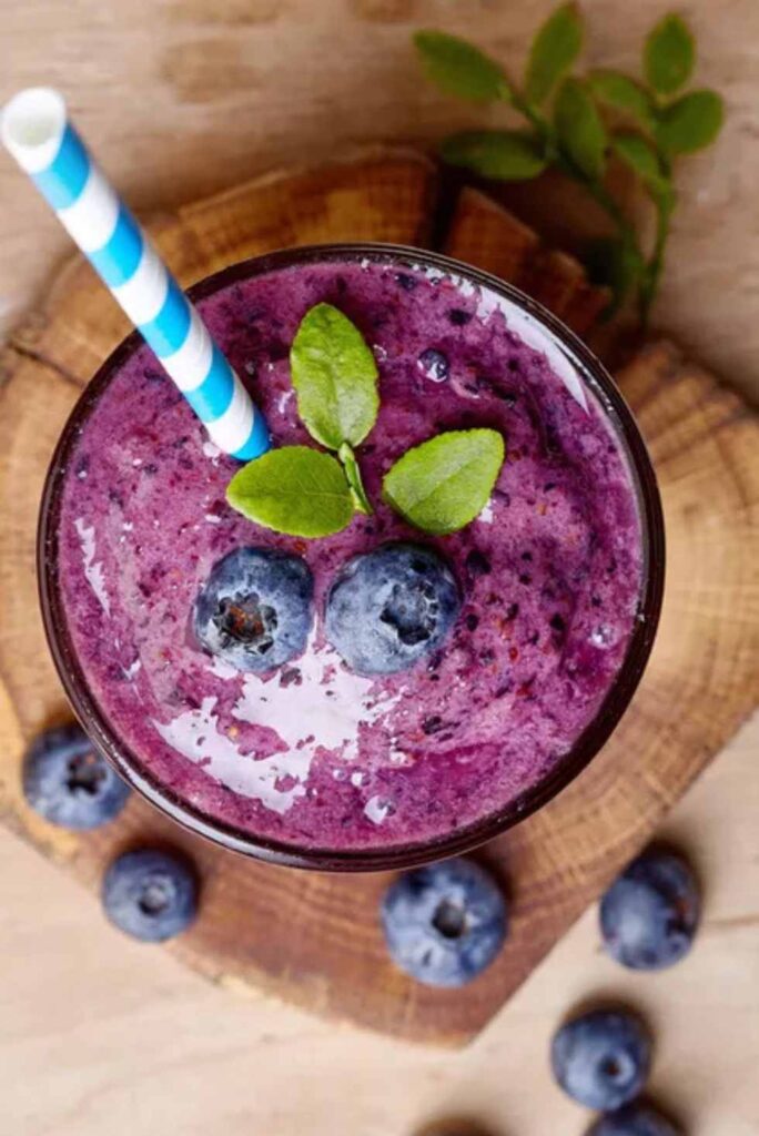 Berry Matcha Smoothie-Easy Breakfast Recipes